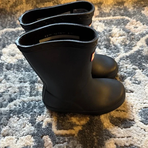 Hunter Classic Black Waterproof Boots - Picture 2 of 5